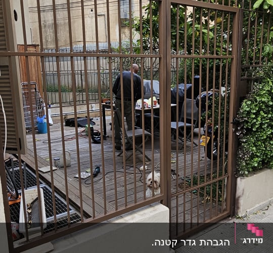 שער מתכת חום עם סורגים אנכיים